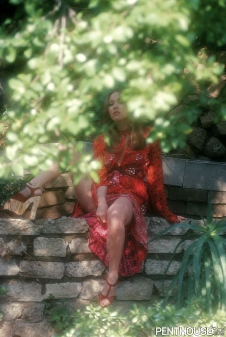 黑发性感女郎杰里-李在户外独舞中展示她的大奶子和大屁股
