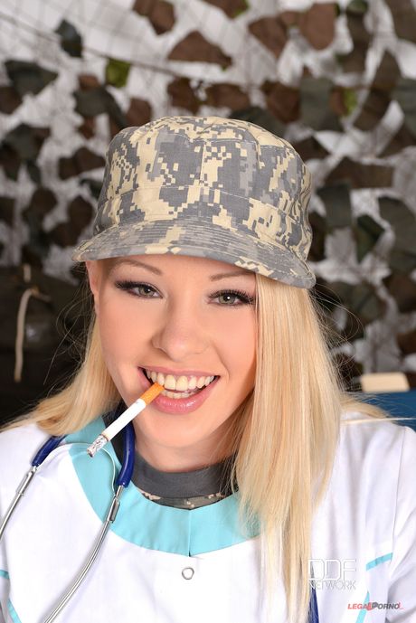 Die russische Krankenschwester Lola Taylor lässt ihr Arschloch von einem geilen Soldaten gebohrt
