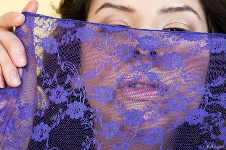 可愛らしいティーン・スワンが、ベッドの上で身体をさらけ出してソロ・アクションを披露
