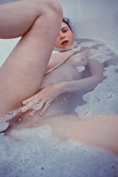 Vakker tenåring Beata B tar en dusj og poserer naken på badet
