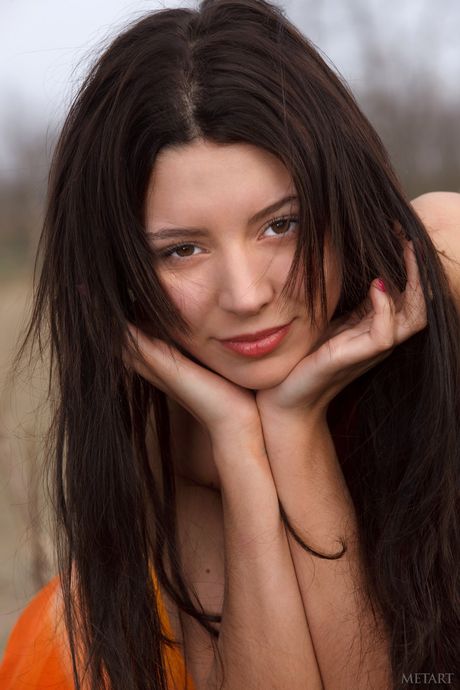 날씬한 십대 한나 E는 작은 가슴을 보여주고 나체로 포즈를 취합니다.
