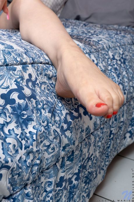 Slim teen Jessica Marie shows her trimmed pussy after getting naked