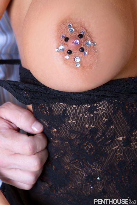 가슴이 큰 MILF 로미 비가 피어싱 된 보지를 매달린 스터드에 뒹굴다
