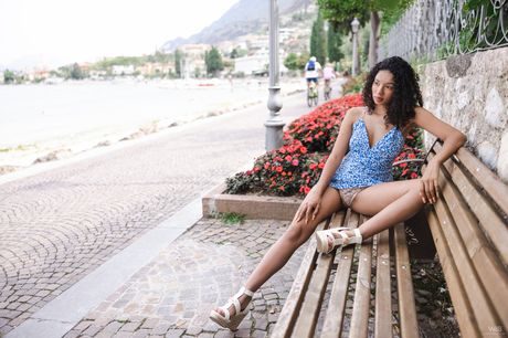 セクシーなラテン系女性、ヴァレリー・ポンセが公衆の面前で裸になり、ホットなボディを披露した。
