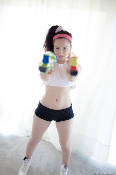 タトゥーだらけのポルノ女優、ガブリエラ・パルトローヴァが完璧な尻と巨乳を披露
