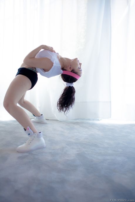 Tatuerad porrstjärna Gabriella Paltrova visar sin perfekta röv och stora tuttar
