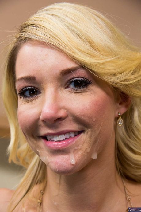 Blond lærer Laura Bentley får sin fisse drillet og kneppet af en studerende
