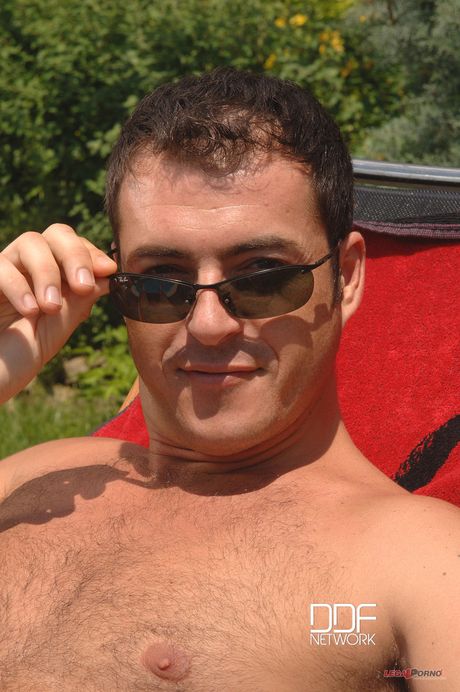 Tschechisches Babe Lucy Love bringt ihre großen Titten und die Muschi im Freien leckt
