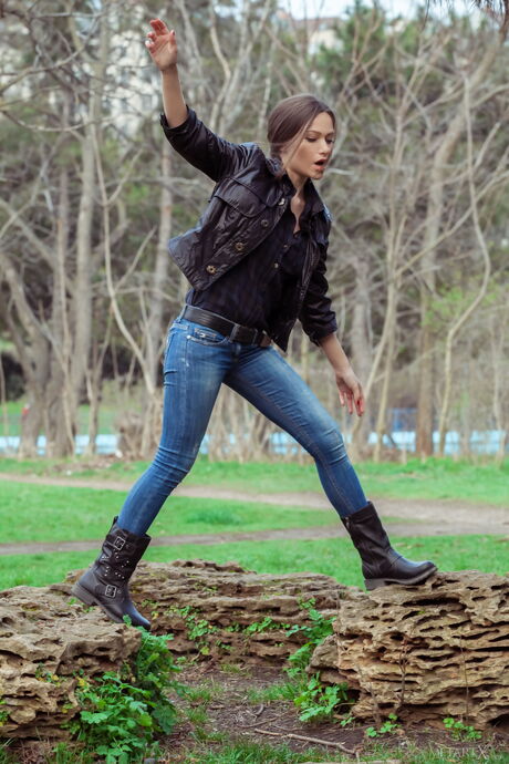 Gorgeous teen Subil A fingers her pussy after reading erotica in the nude