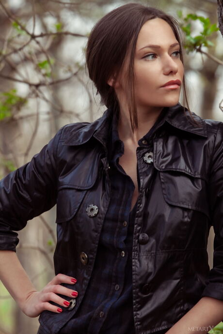 Gorgeous teen Subil A fingers her pussy after reading erotica in the nude