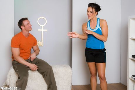 Sporty Slut Mackenzee Pierce obtiene su deliciosa crema trasera después de la diversión hardcore
