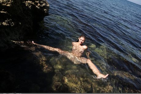 Brünette jugendliche Valera zeigt ihre großen Titten und posiert nackt im Wasser
