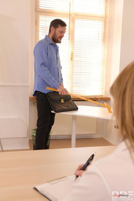 O professor é um pau grande e o aluno é uma garota com tesão
