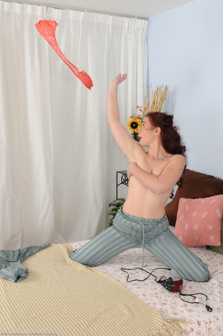 Mature housewife Sable shows off her big ass & her hot pussy