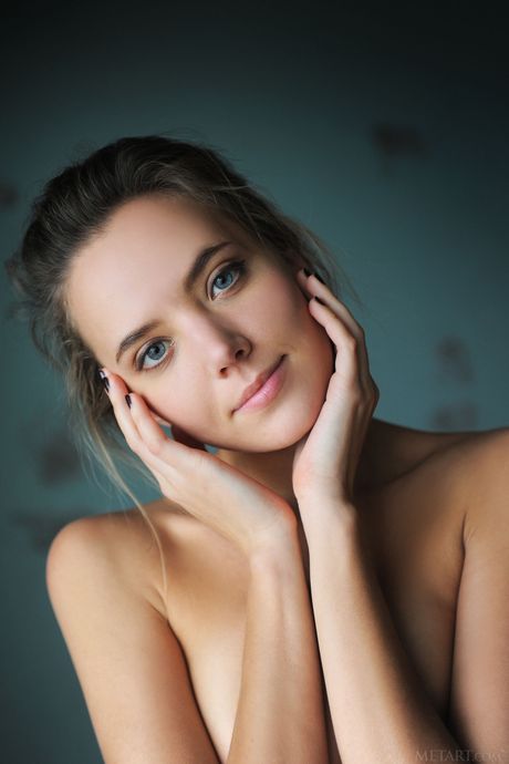 Het tonåring mango a visar sina stora tuttar och poserar naken
