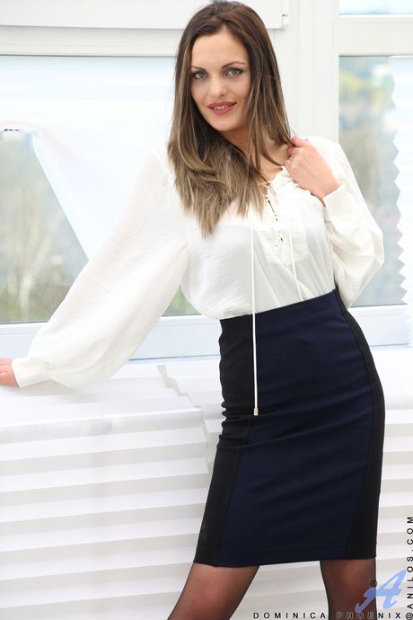 Sexy MILF Dominica Phoenix shows off her big ass and masturbates