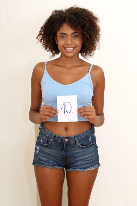 Ebony Teen Luna Corazon zostaje naga i pokazuje swoje duże piersi i cipki