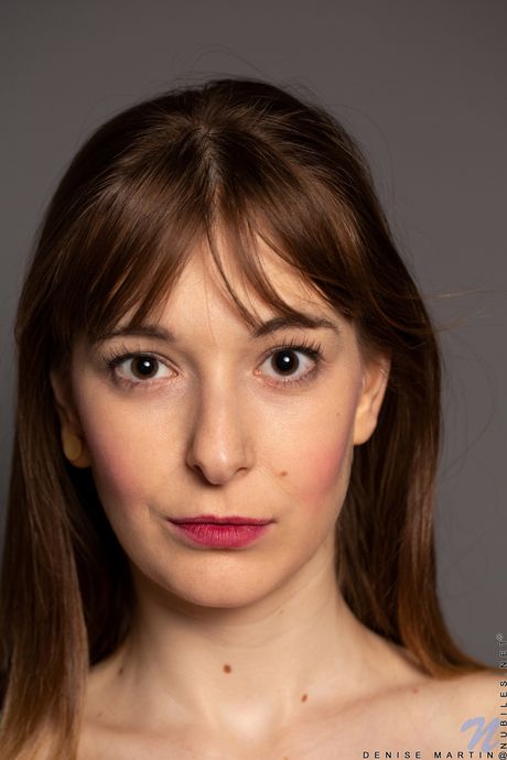 Winsome Teen Denise Martin avdekker hennes store kropp i et håndkle på en seng
