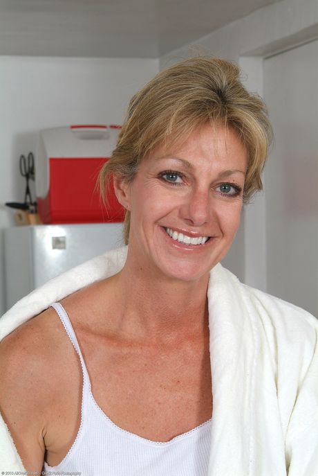 Short-haired amateur MILF Marlee shows her big ass and toys her bush