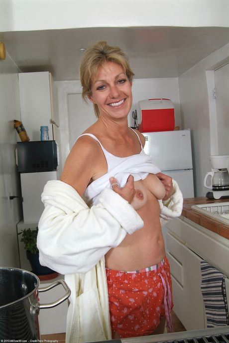 Short-haired amateur MILF Marlee shows her big ass and toys her bush