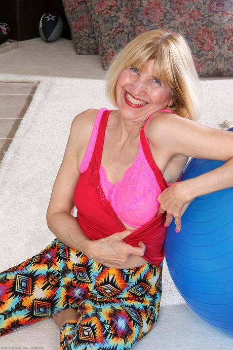 熟女 Bossy Ryder 在做瑜伽时展示她的大屁股和奶子
