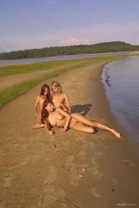 Magnetische tieners Ashanti A, Julia F & Koika poseren naakt op een zandstrand
