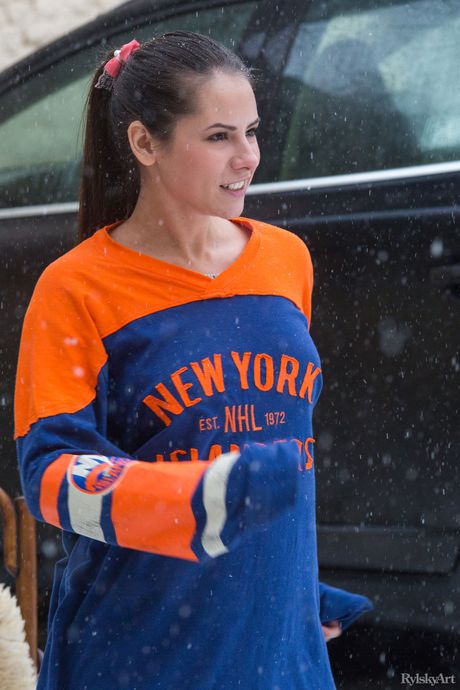 Schattige Teen Swan toont haar prachtige lichaam en poseert naakt in een hockeytrui
