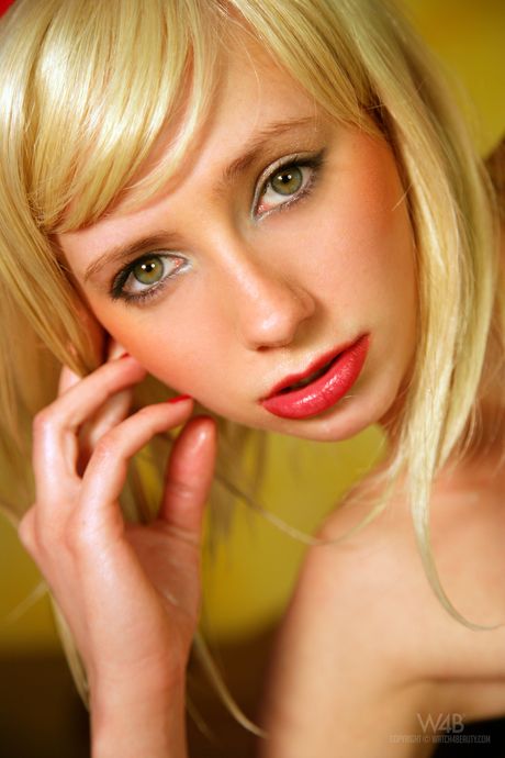 Loira magra Leia fica nu em um par de botas pretas enquanto sozinha
