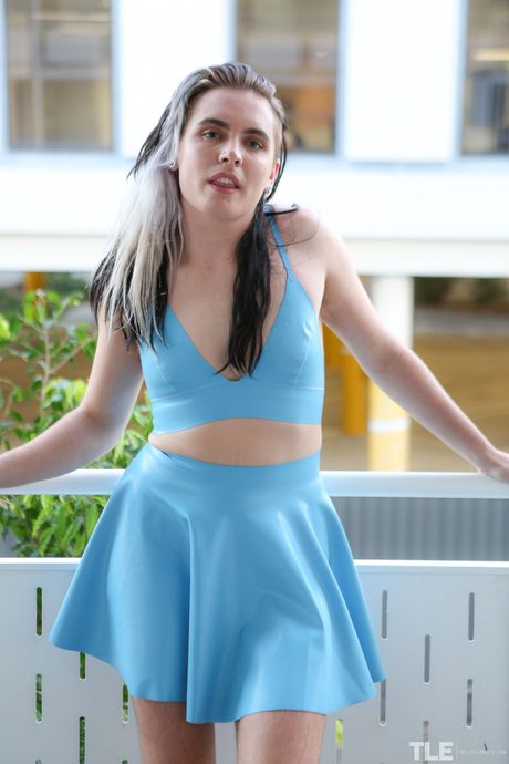 魅力的なティーン、マリーナ・リーがラテックスのランジェリーを脱ぎ、毛深いアソコをもてあそぶ。