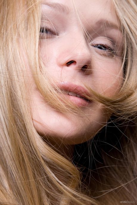 ドイツのティーン、ミアCがソロ撮影で小さなおっぱいを見せて全裸ポーズ
