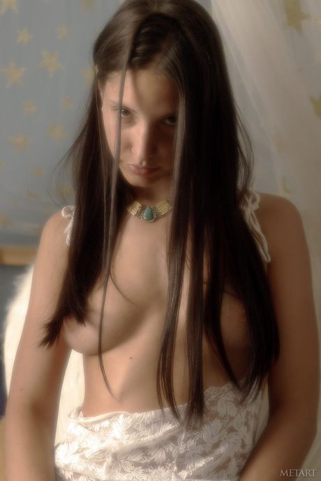 Härlig tonåring Monika Vesela blir naken lockande
