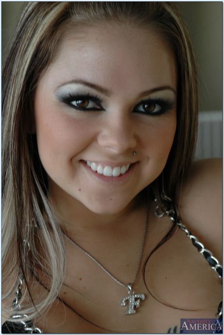 小柄なブルネット、ジュリア・ボンドが巨乳と引き締まったお尻を披露
