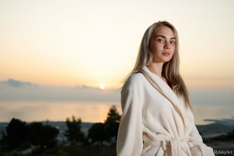 Pure Teen Sofy Bee remove seu roupão de banho para posar nu em um banheiro
