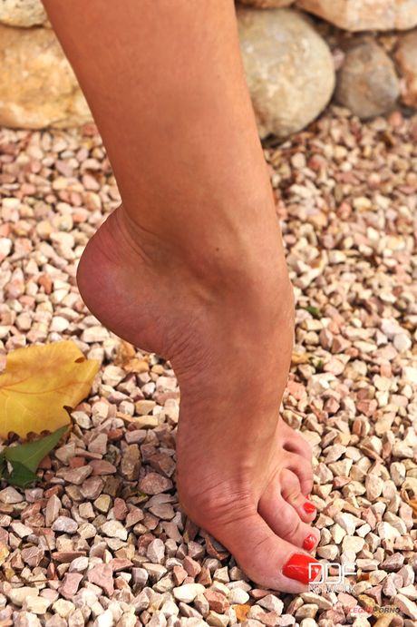 ロシアの美女、ティーナ・リポルディーノが屋外でセクシーな尻とつま先を披露
