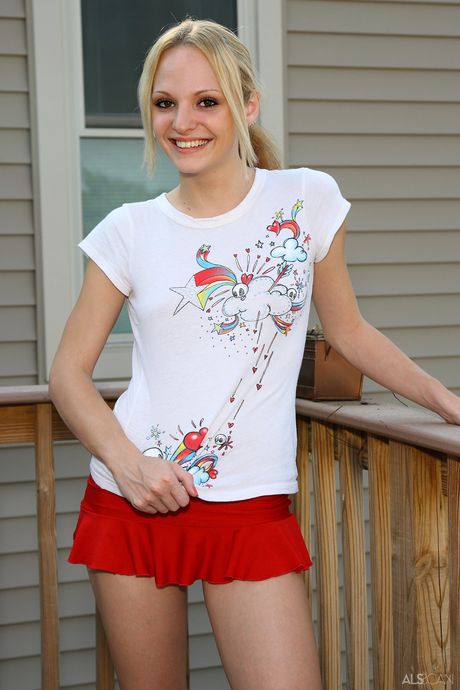 Skinny Amateur Faye Runaway decapagem e provocando sua buceta raspada ao ar livre
