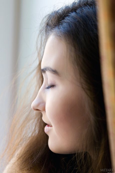 마른 십대 프란신 A가 샤워하기 전에 화장실에서 알몸으로 샤워를 합니다.
