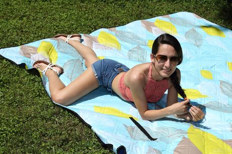 Delicate teen Freya Von Doom sticks a vaginal spreader in her cunt outdoors