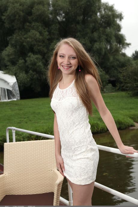 Domai: Tend Teen Alisa J Modèles totalement nus sur un affleurement rocheux