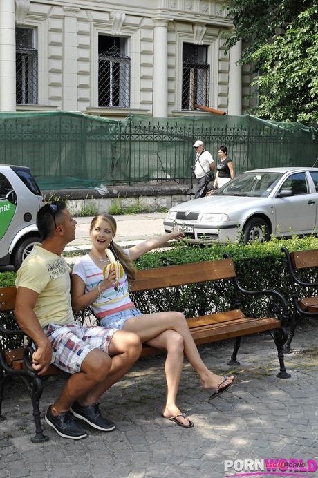 Blond skönhet Cayenne Klein förför en man i en kort kjol och klackar

