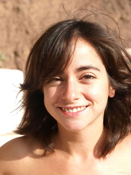 Tira e tiras e poses nus em uma sessão solo de uma sessão solo
