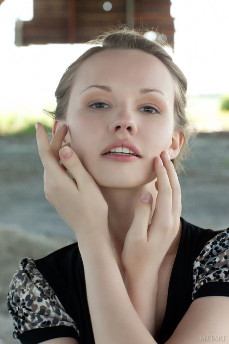 苗条少女弗吉尼亚-孙（Virginia Sun）在户外脱光衣服，展示她的小乳房和小屁股
