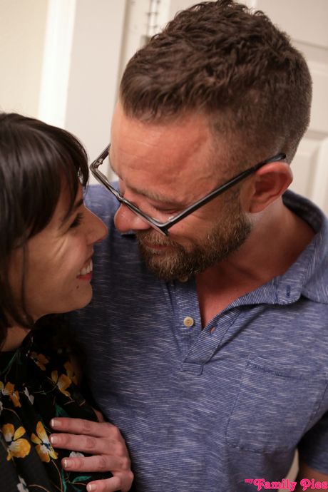 Nubiles Porn: 髪の長いティーン、ティファニー・ワトソンがウェディングドレス姿で義弟とセックス