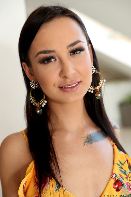 Slender teen Freya Dee toys her landing strip pussy with a vibrator