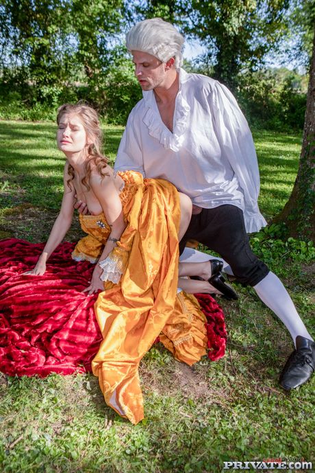 Sexy Blonde Tiffany Tatum recibe su coño en un parque
