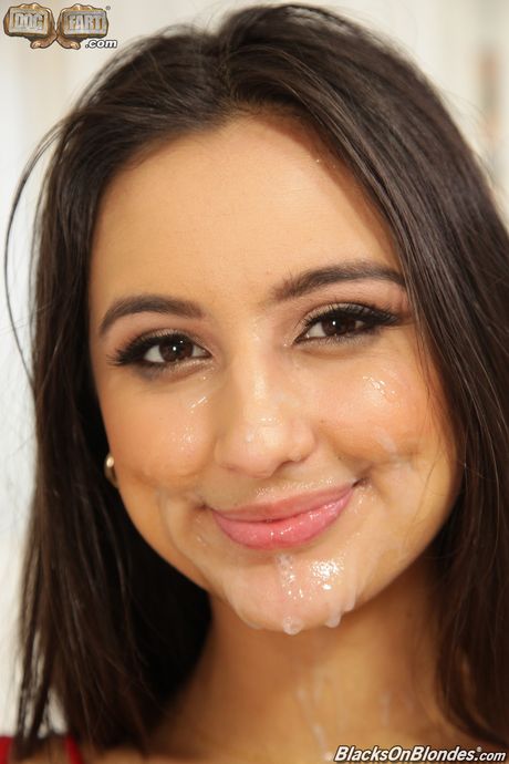 Petite Latina Eliza Ibarra får hendes behårede fisse kneppet af to sorte pikke