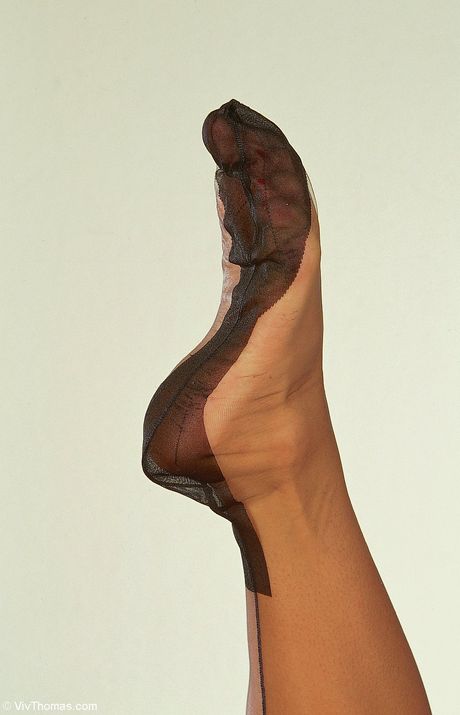 Ragazza ungherese sexy Jenna una strisce e dita la figa in un assolo
