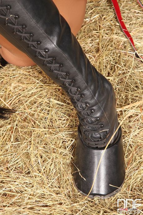 Brunette babe Annett onanerer med en rumpeplugg i en låve
