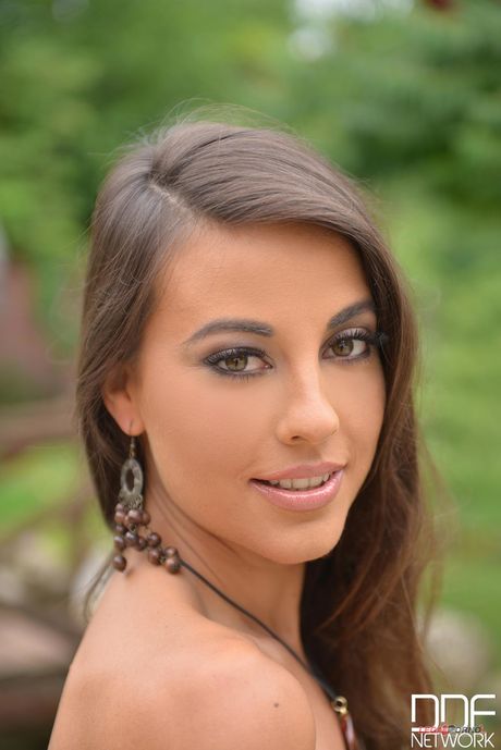 مثير لاتينا لورينا يلعب لها كس مقلدة في الهواء الطلق في الحديقة
