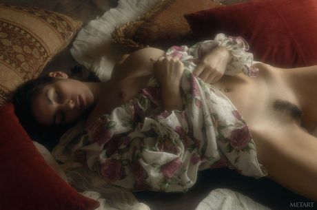 달콤한 아마추어 십대 알리사 A는 작은 가슴과 털이 많은 보지로 벗고 놀린다.
