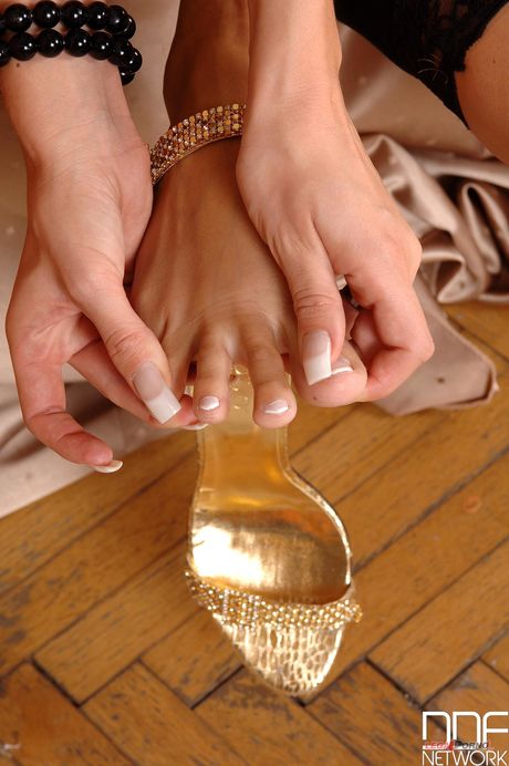 Hot lesbiske babyer Anita Pearl, Regina Ice & Bambi leker med føttene
